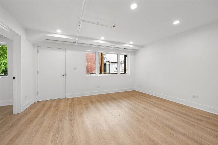 Building Photo - 2622 N California Ave