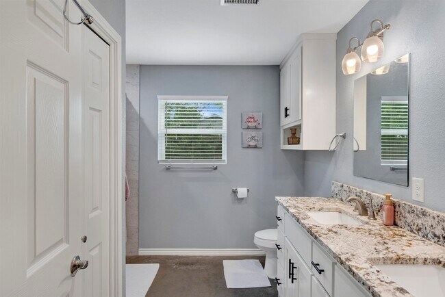 Building Photo - 501 E Ash Dr