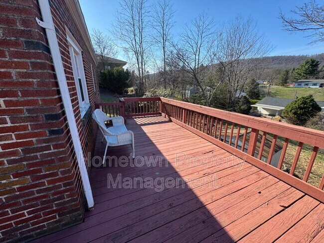 Building Photo - 521 Lansvale St