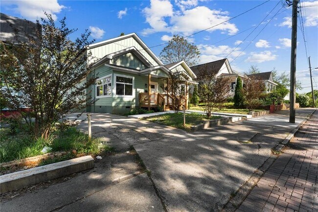 Building Photo - 598 Formwalt St SW