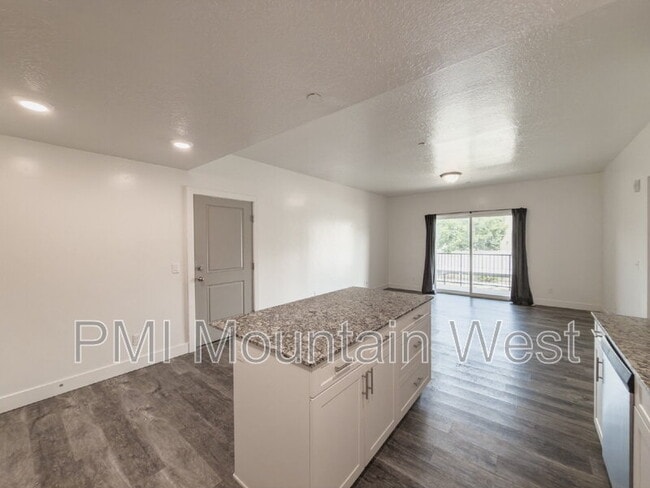 Building Photo - 875 S Depot St