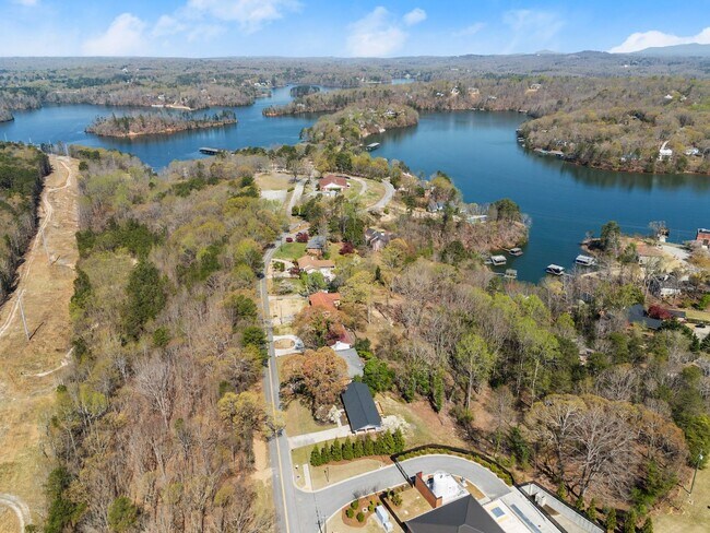 Building Photo - 3 Bedroom Lake Home In Gainesville!