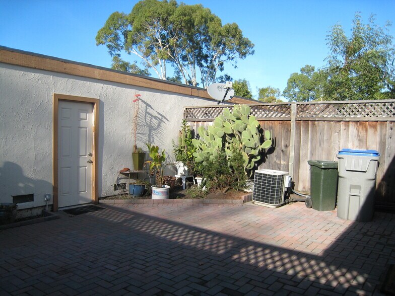 Private patio - 2176 Spanishgate Ct