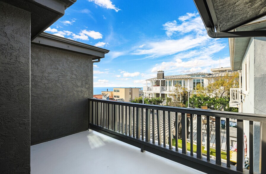 Balcony - 3216 Manhattan Ave