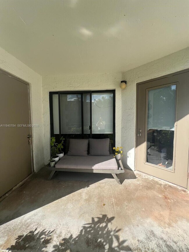 Building Photo - 550 S Park Rd