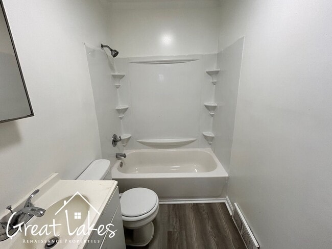 Building Photo - Lovely 2 Bedroom 1 Bathroom now available ...