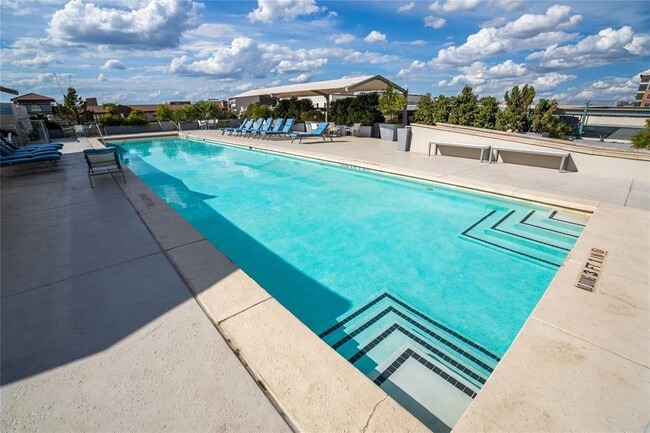 Building Photo - 300 Bowie St