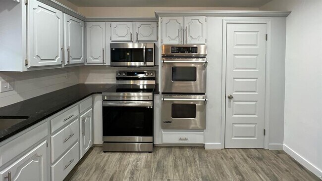 Building Photo - 12510 Maple Ridge Rd