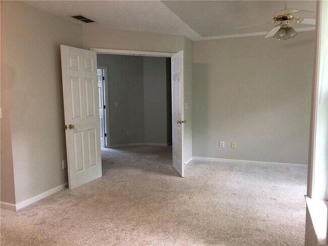 Building Photo - 370 Manor Glen Dr