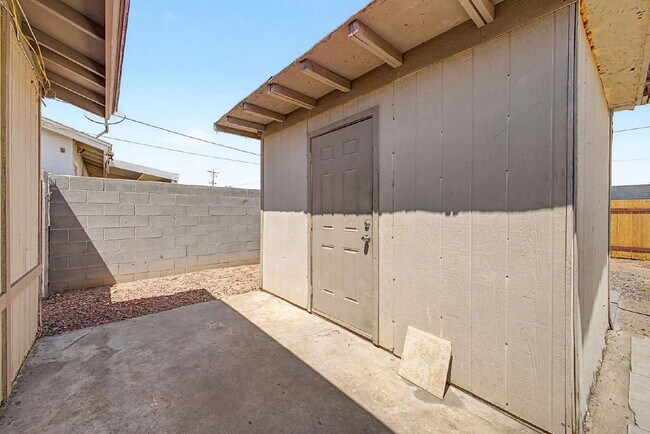 Building Photo - 2521 N 49th Ave