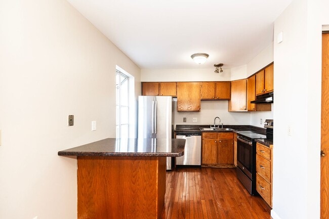 Building Photo - Spacious 2-Bedroom, 2.5-Bathroom Home