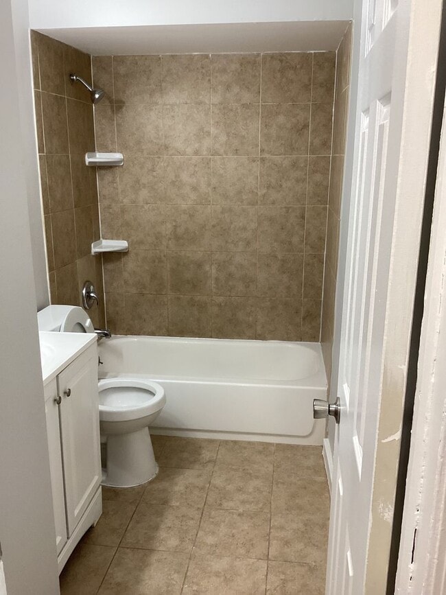 Building Photo - Three bedroom Townhouse  ready to rent