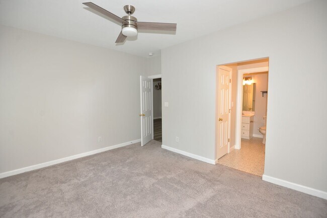 Building Photo - 2 Bedroom Townhome in Cypress Point North