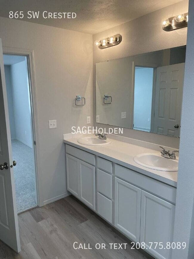 Building Photo - 865 SW Crested-