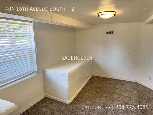 Building Photo - 404 16th Ave S