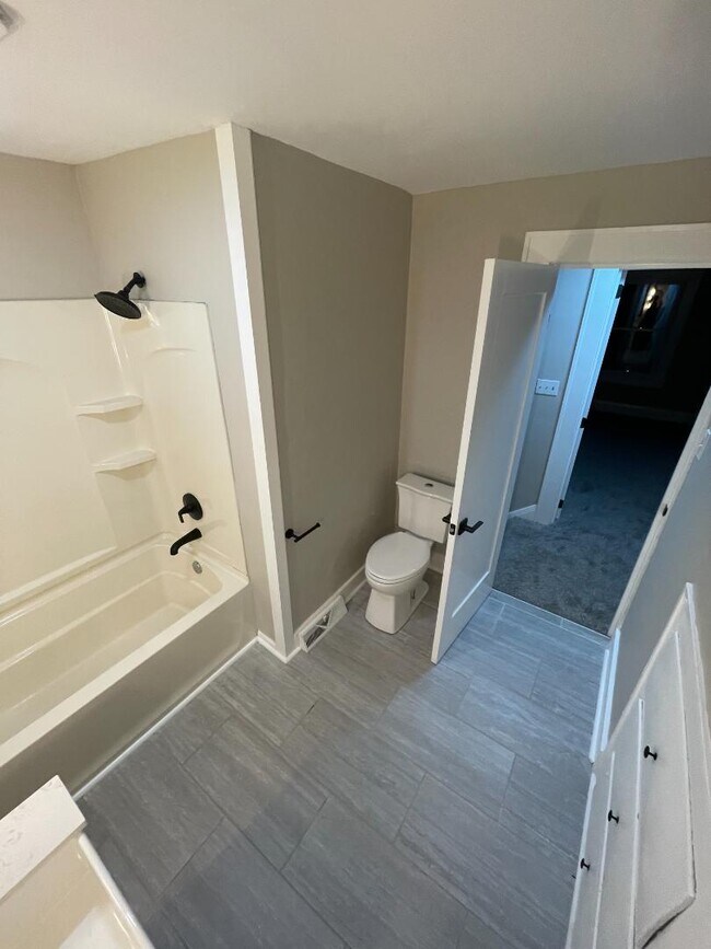 Building Photo - 438 Wales Rd NE