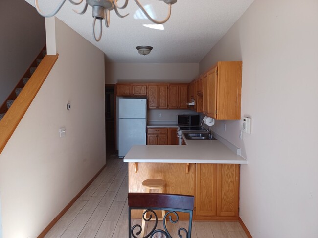 Building Photo - 2 Bedroom 2 Bath End Unit Townhouse - Shak...