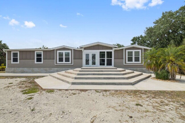 Building Photo - "Spacious 4-Bedroom Retreat with 3400 Sq F...