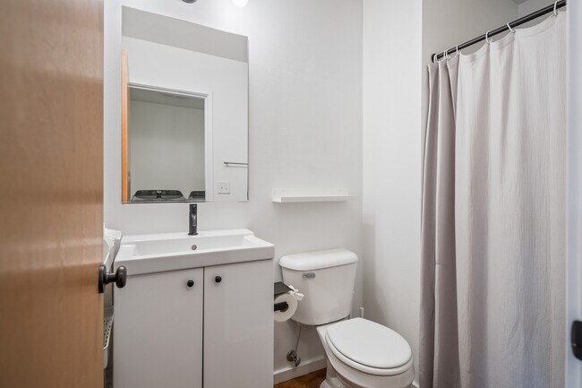 Building Photo - 504 NE Brazee St