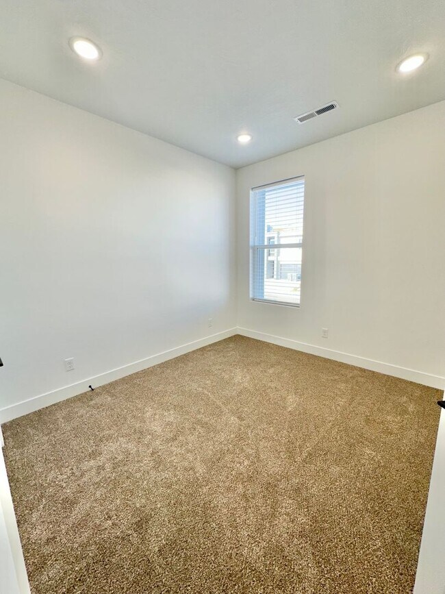 Building Photo - PET FRIENDLY!! HURRICANE TOWNHOME!