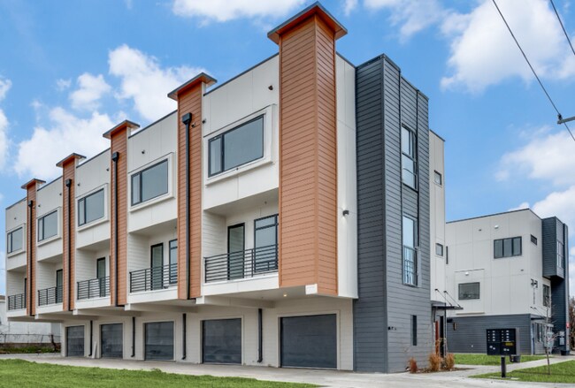 Building Photo - 1016 Bryan Ave