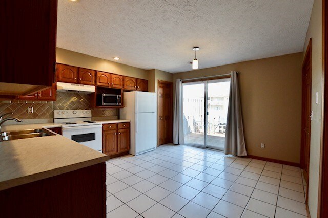 Kitchen - 129 Genoa Dr