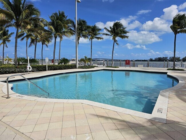 Building Photo - 2101 Brickell Ave