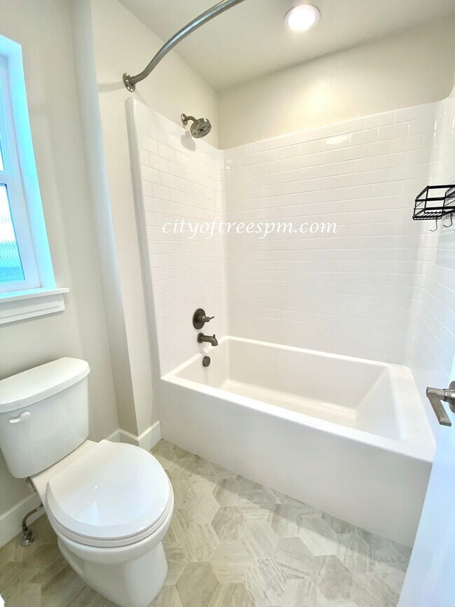 Building Photo - BEAUTIFUL 4 bed 2 1/2 Bath Located in Cent...