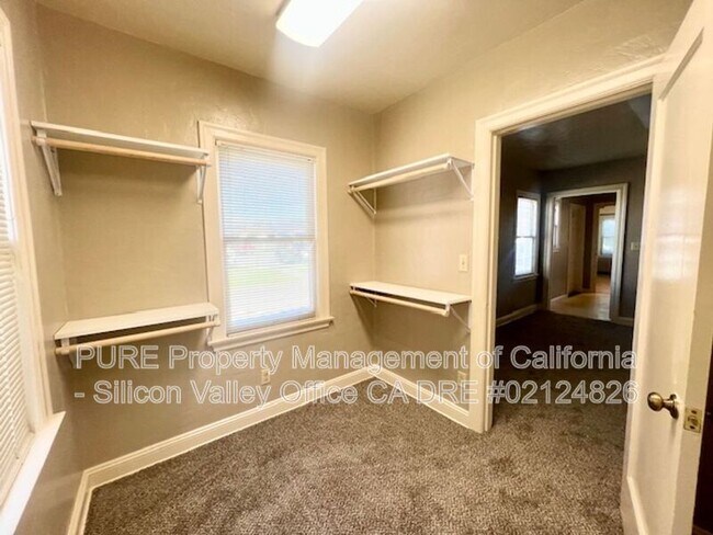 Building Photo - 717 E Lake Ave