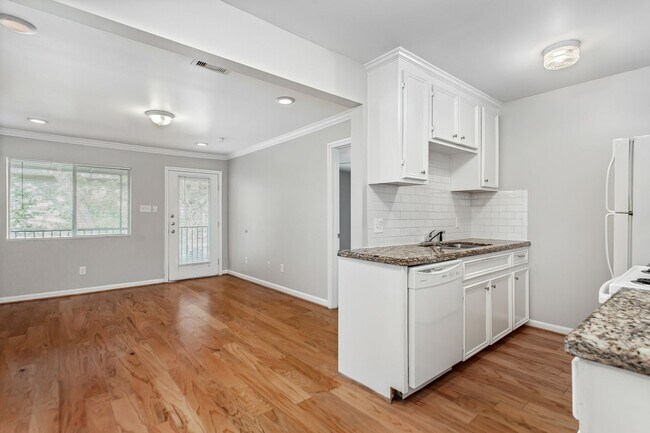 Building Photo - 2 Bedroom, 2 Bath Apartment in Munger Place!