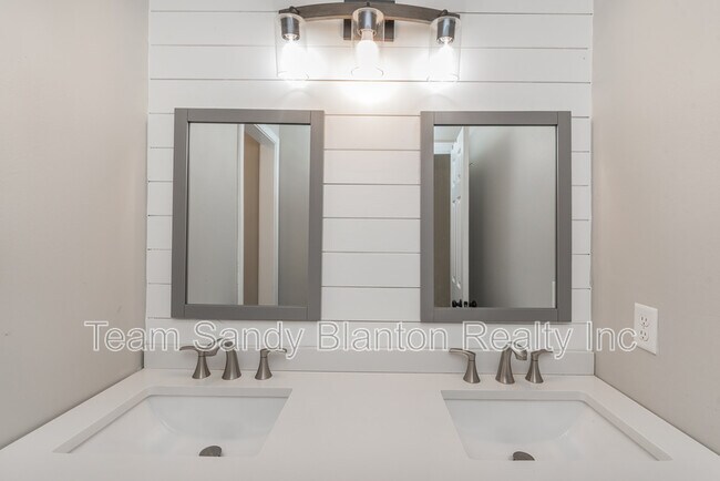 Building Photo - 8238 Li Fair Dr