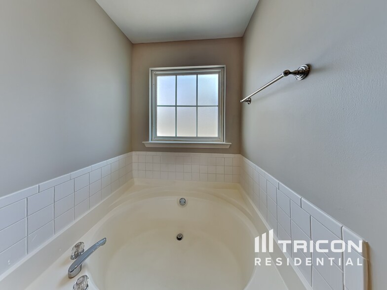 Building Photo - 606 Brookwater Dr