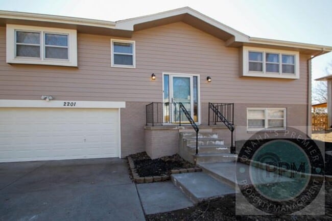 Building Photo - Charming 6 Bed 2 Bath Home Near the Offutt