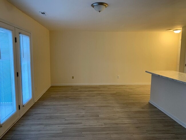 Building Photo - Rent Special! Receive half off 1st full mo...