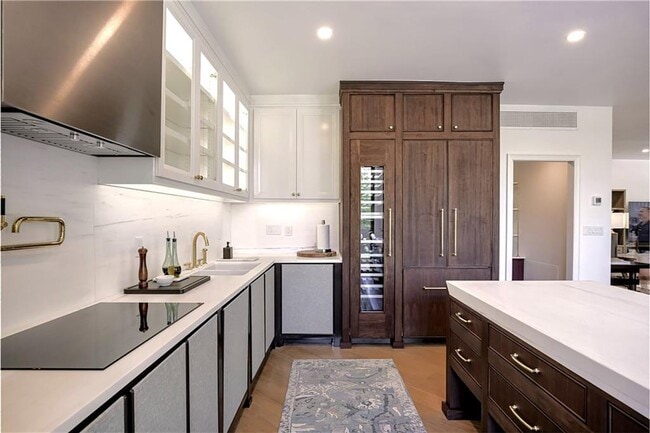 Building Photo - 2575 Peachtree Rd NE