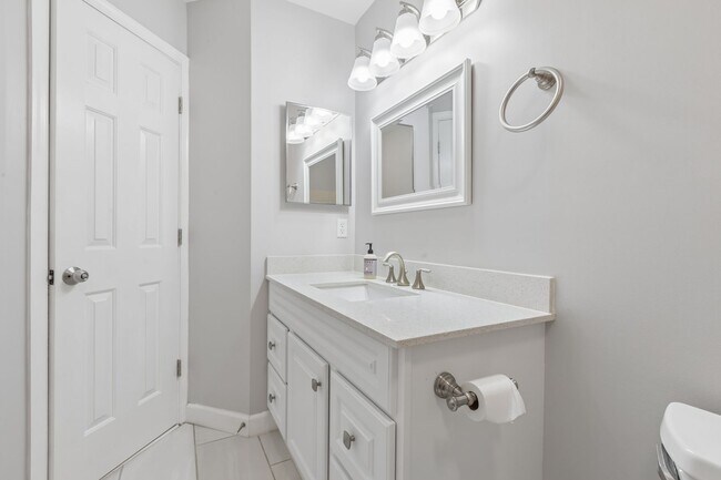 Building Photo - Gorgeous Home Ready for Move In