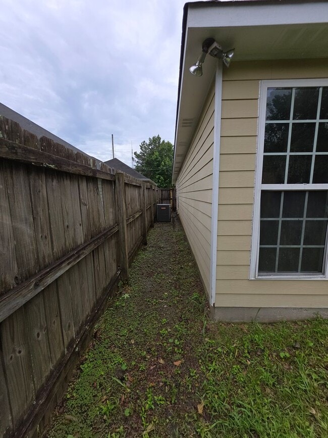 Building Photo - A Great Starter Home Just For YOU!