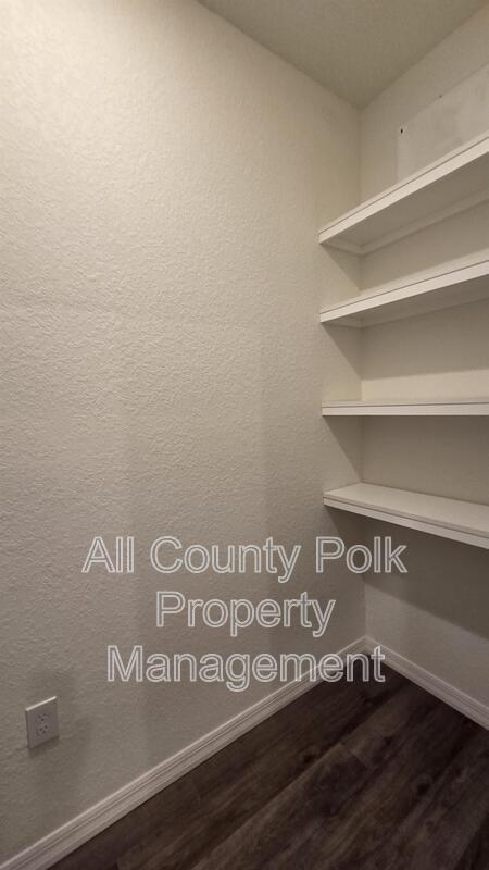 Building Photo - 915 Ariana St