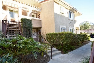 Building Photo - Great Upstairs 2BD Condo with washer/drye...