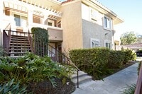 Building Photo - Great Upstairs 2BD Condo with washer/drye...