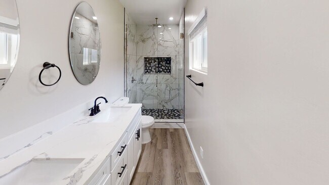 Building Photo - Newly Renovated (2022)! Amazing Location! ...
