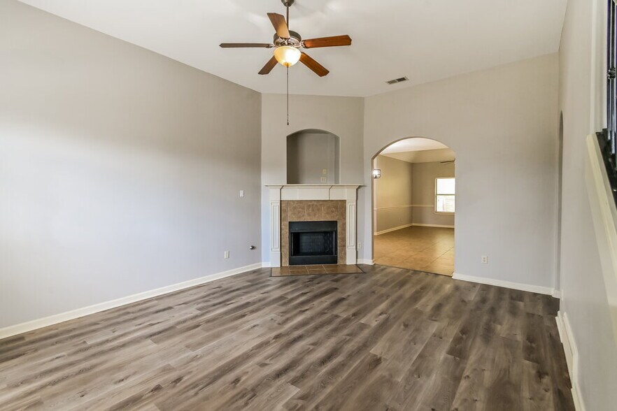 Building Photo - 305 Garden Springs Dr