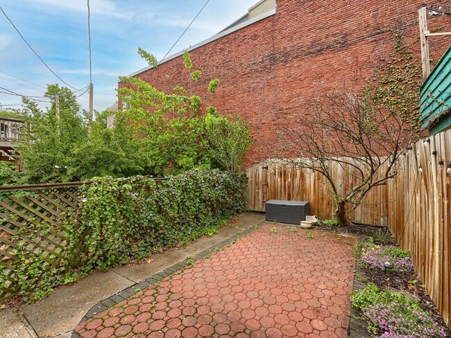 Building Photo - Charming 3 Bedroom House in Midtown