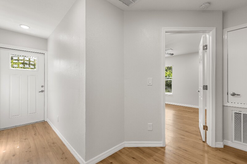 Building Photo - 1325 Cloverlawn Ave