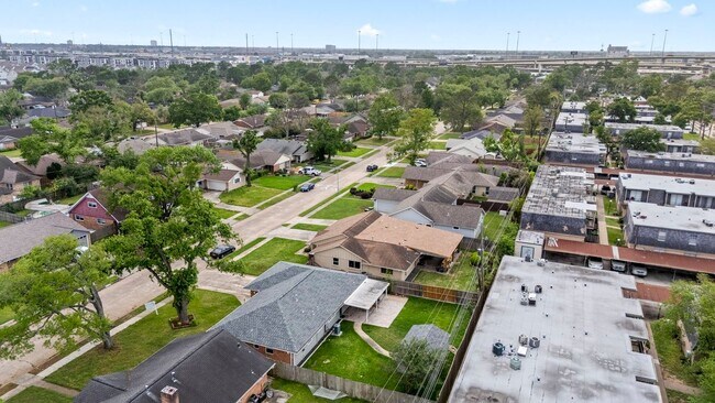 Building Photo - 2407 Willowby Dr