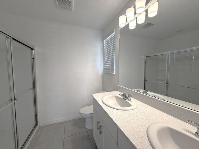Building Photo - Westview End Unit Townhome