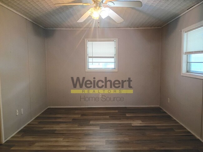 Building Photo - 3BR Home w/ Garage & Fenced Yard