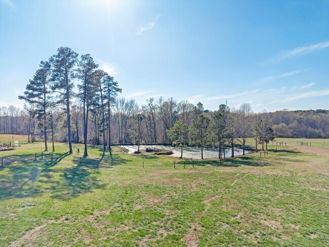 Building Photo - 3 Bedroom/2 Bathroom Equine Farm Home