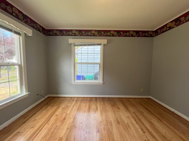 Building Photo - Spacious Multi-Level Living with Vaulted Ceilings and Backyard Access