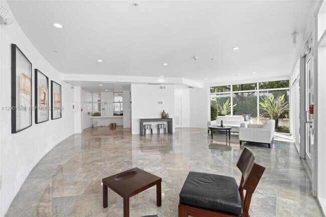 Building Photo - 2000 Bay Dr